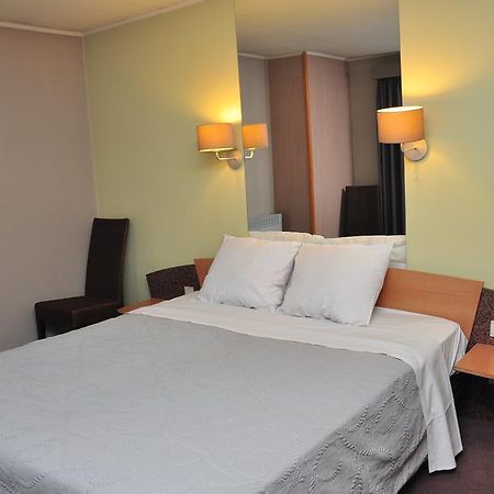 Afrit 28 Hotel Heusden-Zolder Room photo