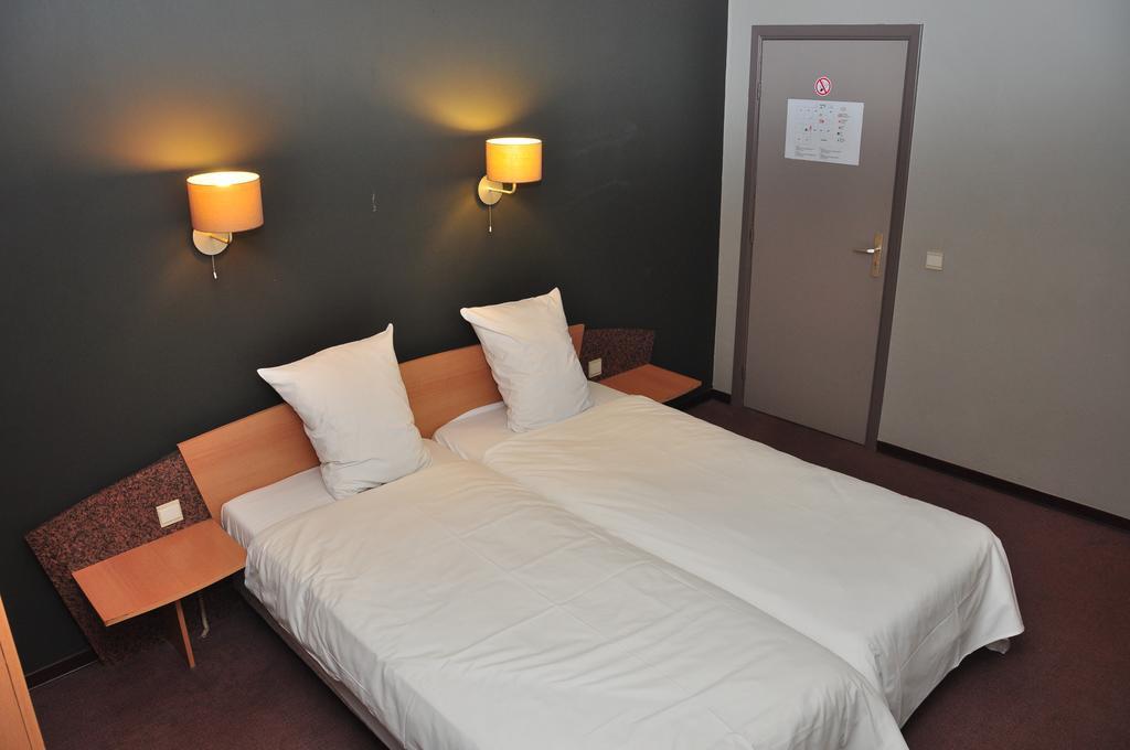 Afrit 28 Hotel Heusden-Zolder Room photo
